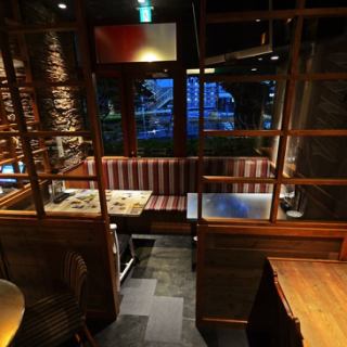 【大井町駅徒歩3分★肉バル風居酒屋「バルザル」の店内・お席・雰囲気ご紹介♪】落ち着いてお食事頂けるおしゃれな雰囲気漂うゆったりとしたテーブル席です♪宴会や飲み会はもちろん、女子会にもお勧めのお席となっております。当店自慢の空間で創作イタリアンをご堪能ください◎