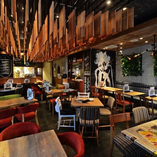 【大井町駅徒歩3分★肉バル風居酒屋「バルザル」の店内・お席・雰囲気ご紹介♪】大人数様でも安心の、広々としたオープンフロアのテーブルソファー席です♪会社宴会や同窓会などにもおすすめ♪おしゃれで落ち着いた雰囲気のお席は、時間を忘れゆったりお寛ぎ頂けます♪