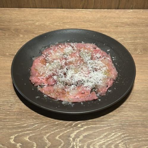 スペイン産牛タンカルパッチョ しゃきしゃき玉ネギのレモンヴィネグレット