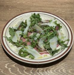 国产牛后腿肉薄片配帕玛森奶酪和柠檬