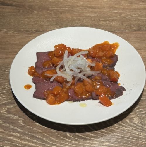 国産牛ハツのカルパッチョ フレッシュトマトとハリッサのソース