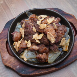 铁板上的羊肉丁牛排，佐以卡津香料