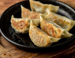 铁板巴扎拉姆饺子，配以香脆香料