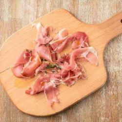 从原木上切下的生火腿