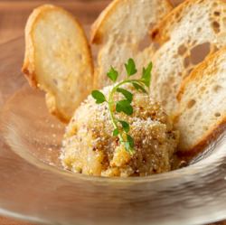 金枪鱼鞑靼配脆皮梅尔巴