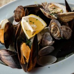 白酒蒸贻贝和蛤蜊