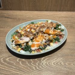 爽脆的绿色沙拉配自制番茄酱和鲜嫩多汁的鸡胸肉