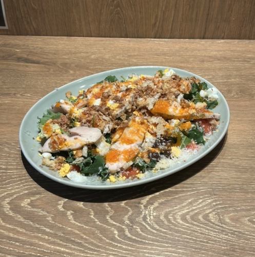 自家製トマトドレッシングとしっとり鶏むね肉のザクザクグリーンサラダ