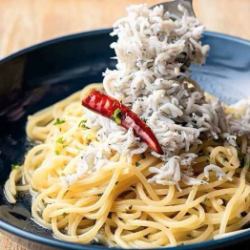 一座炸银鱼辣椒山