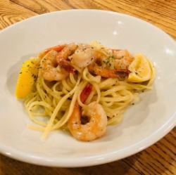 多汁的柠檬虾意面