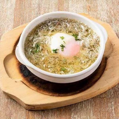 釜揚げしらすと半熟卵のアヒージョ