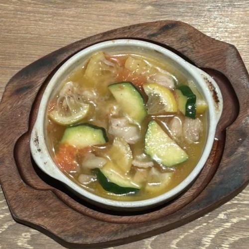 鶏モモとトマト、レモンのさっぱりアヒージョ