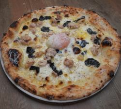 溏心蛋黑松露奶油披萨