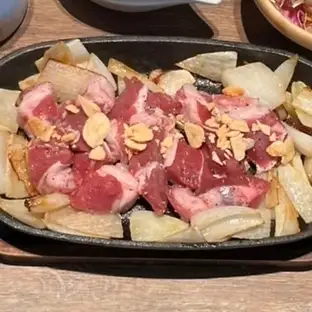 铁板上的羊肉丁牛排配自制洋葱酱