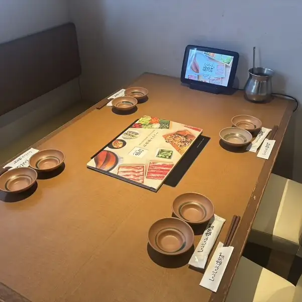 4人がけのテーブル席は女子会や飲み会など様々なシーンでご対応可能♪半個室御座います！
