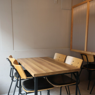 当店は4人席と2人席のテーブル席をご用意しており、落ち着いた雰囲気の中でくつろげる空間です。シンプルで洗練されたデザインのテーブルと椅子が特徴で心地よい木の温もりを感じながらお食事を楽しめます。プライベート感があり大切な人とのひとときを大切にできる場所です。