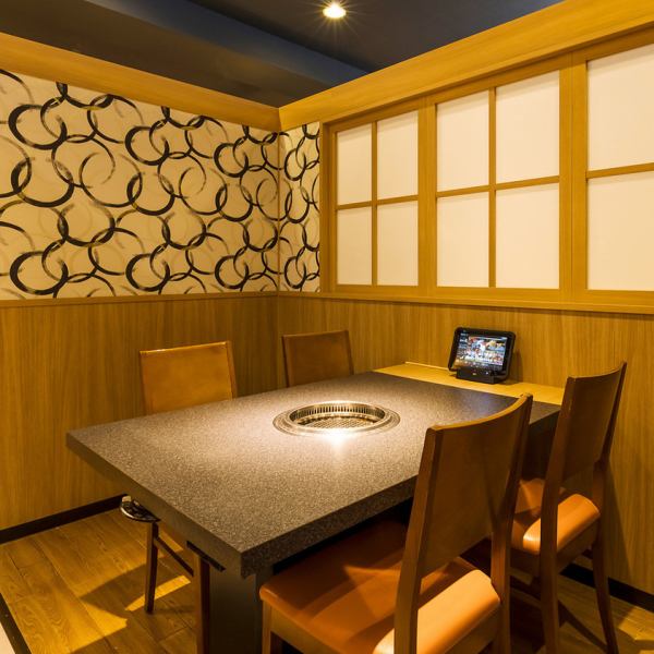 明るく、清潔感あふれる店内。全席個室となっており、気心の知れたご友人やご家族だけの空間で、ゆったりとお食事をお楽しみいただけます。広々とした椅子席は、車いすのお客様や盲導犬もご一緒頂けます。感染症対策を万全に行い、ご来店をお待ちしております！