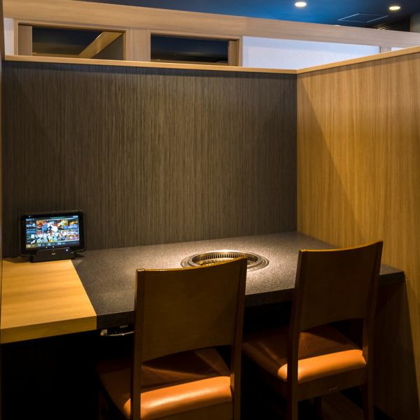 カップルシートや、お一人様専用席もご用意！周りを一切気にすることなく、VIP気分でお食事をお楽しみいただけます♪