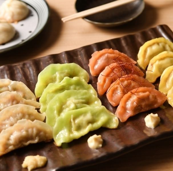 "90 minutes of all-you-can-eat and drink for an astonishing 2,430 yen!!" Enjoy a wide variety of gyoza filled with juicy meat at a great value!