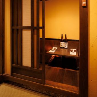 A sunken kotatsu private room available for 2 people or more! The warm lighting and Japanese atmosphere create a sophisticated atmosphere! It's the perfect place for a date, anniversary, or a quick drink after work!