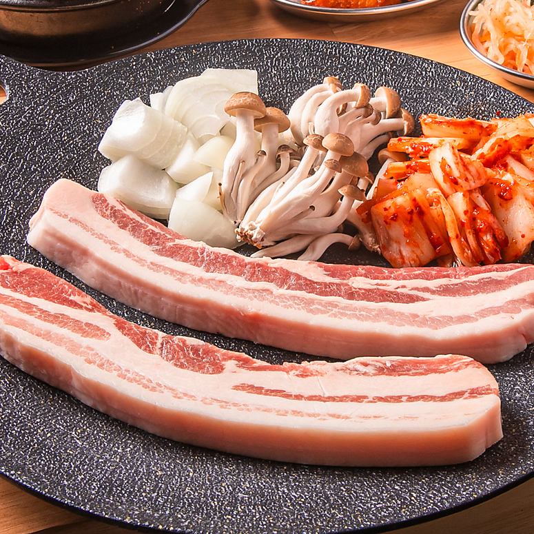 老若男女から人気のサムギョプサルは厚さ1.8cmと食べ応え満点！