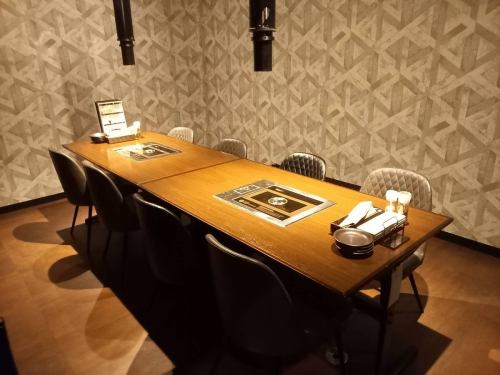 《Private room for 7 to 10 people》A spacious private room that is useful for small company banquets.If you remove the partition door, you can accommodate up to about 50 people! Please feel free to contact us♪