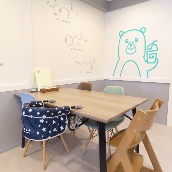 Inside the store, there are table seats and counter seats along the wall, which is a photo spot.Guests with children can spend their time relaxing in the spacious and safe space.