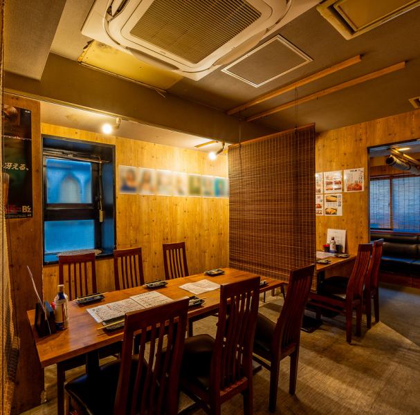 距離櫻木町站步行3分鐘。非常適合輕鬆小酌！也提供無限暢飲。此外，還設有小桌座位，適合小團體用餐。