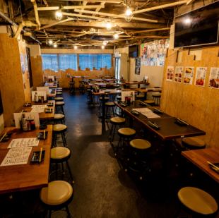 2階のアラカルトフロアはテーブルの間隔を広めに設定しているので、ゆっくりとお酒を楽しむことができます。奥にはソファー席もあるので、女性のお客様もリラックスしていただけます。アラカルトメニューも充実の内容で、料理は日替わりもご用意。当店で厳選した日本酒も、一杯からご堪能していただけます。