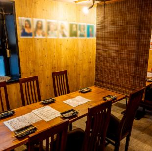 2階のフロアは全席個室利用可能となっております。2名様～40名様まで個室としてご利用いただけるテーブル席は、少人数宴会やデート、合コン等様々なシーンでご利用いただけます。また、2Fフロア貸切では40名様まで個室としてご利用いただけます♪シーンや人数様に合わせてお楽しみくださいませ！