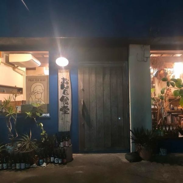 当店は、温かみのある木のドアと爽やかな青い外壁が特徴です。このかわいらしい外観は、訪れるお客様を優しく迎え入れます。店内に入ると、ぬくもりを感じるインテリアが広がり、リラックスできる空間！心地よい雰囲気の中で、特別なひとときをお楽しみください。