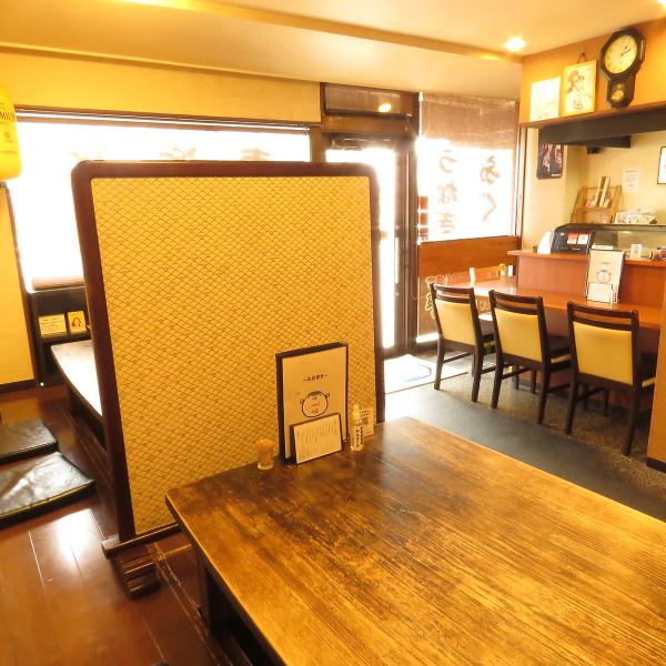 店内は温かみのある落ち着いた空間で、最大19名までの貸切にも対応可能。会社宴会や仲間内での集まりなど、さまざまなシーンでご利用いただけます。コース料理もご希望に応じて柔軟に対応できるため、用途に合わせてご利用可能です。ゆったりと寛げる雰囲気の中で、美味しい料理と心地よいひとときをお過ごしください。