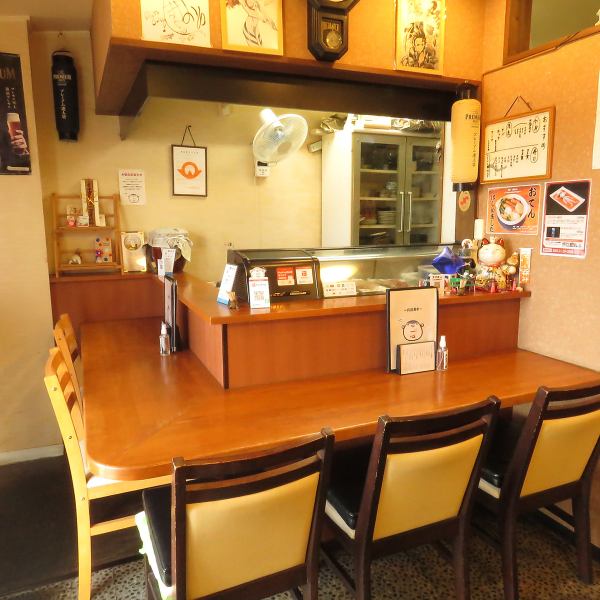 カウンター席は全5席ご用意しており、お一人様でも気軽にご利用いただけるお席です。店主との距離が近く、料理のこだわりやおすすめの一品など、会話を楽しみながら食事ができるのも魅力。静かに過ごしたい方にも、コミュニケーションを楽しみたい方にも心地よい、温かみあるカウンター空間です。