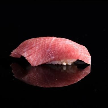 請享用由著名餐廳供應商 Yamayuki 精心挑選的天然金槍魚。