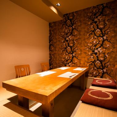 日本の美が息づく洗練された雰囲気の店内に、プライバシーが確保された完全個室を完備しております。木の温かみがあふれ趣のある個室は、各種ご宴会はもちろんのこと、接待や会食、記念日といった特別な日にもふさわしい空間です。個室を繋げると最大20名様までご利用いただけますので、ご宴席もご相談ください。