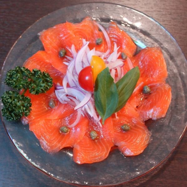 【写真映えもばっちり！当店の大人気の逸品◇】サーモン料理一品　各種780円 (税込)～
