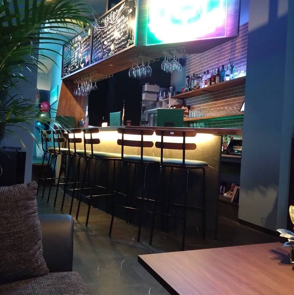 ネオンが特徴の雰囲気自慢の店内