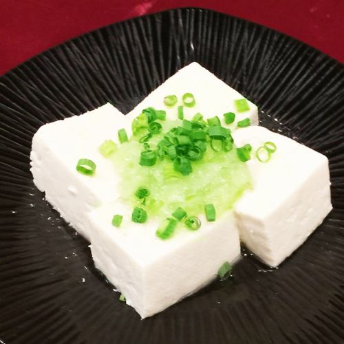 Cold tofu with salt and green onions