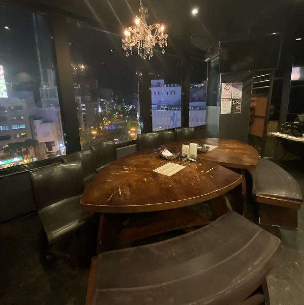 The extremely popular window seats are perfect for enjoying a relaxing time with your loved ones in a fantastic location overlooking downtown Miyazaki.