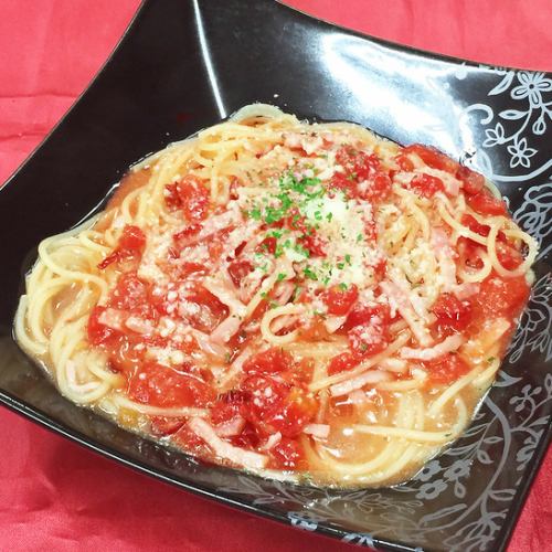 Tomato and garlic pasta