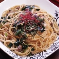 Spinach and Shimeji White Sauce Pasta