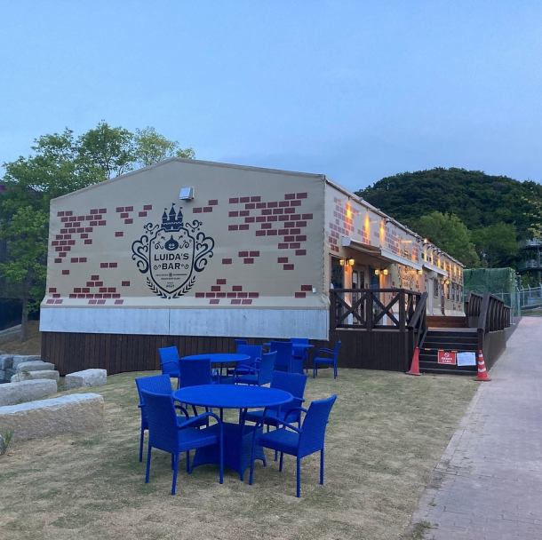 兵庫県立淡路島公園内に位置する、ニジゲンノモリ内にあるルイーダの酒場店内は、旅人が出会う場所として、ゲーム内に登場する「ルイーダの酒場」をイメージ。