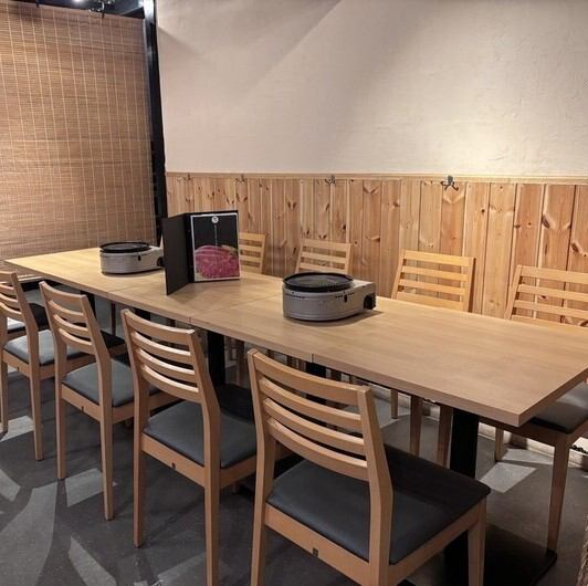 【大型宴会(貸切可)】　落ち着いた雰囲気でゆったり過ごせる設計◎テーブル席を中心に、人数に応じたレイアウトが可能で、宴会やパーティーに最適です♪高級感のある内装が、特別な集まりをより華やかに演出します。駅近でアクセスも良く、幹事様にも安心の環境をご用意しています！