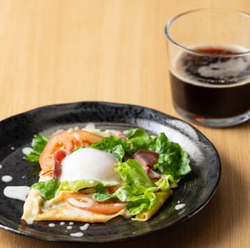 とろける温玉とローストビーフのガレット