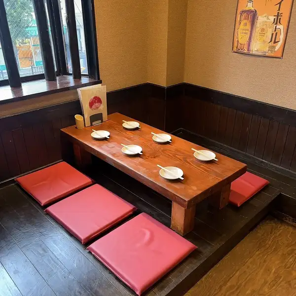 落ち着いた雰囲気の店内は、少人数でのお食事から会社宴会や歓送迎会、打ち上げなど幅広いシーンに対応。貸切利用も可能なので、周りを気にせずゆったりとした時間をお過ごしいただけます。各種ご宴会にもぜひご利用ください。