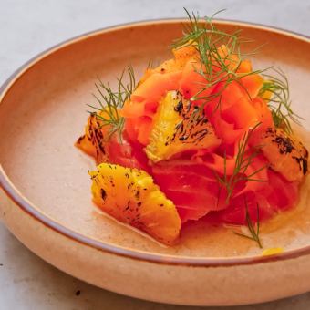 국산 연어 타타키 오렌지와 인삼 라페