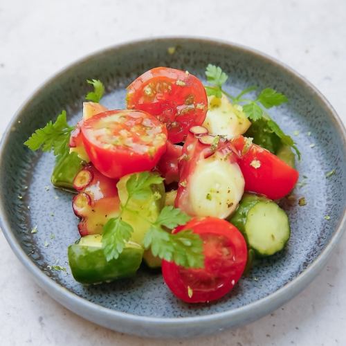 라임 향기로운 문어 부츠와 후춧가루의 녹색 겨자