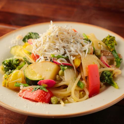 Ortolana pasta with seasonal vegetables and whitebait (garden-style pasta)