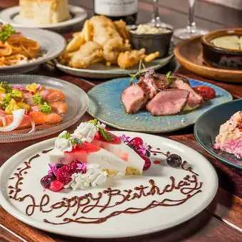 【周年纪念套餐】生日和周年纪念的完美之选 - 包含 2 小时无限畅饮,价格为 5500 日元。