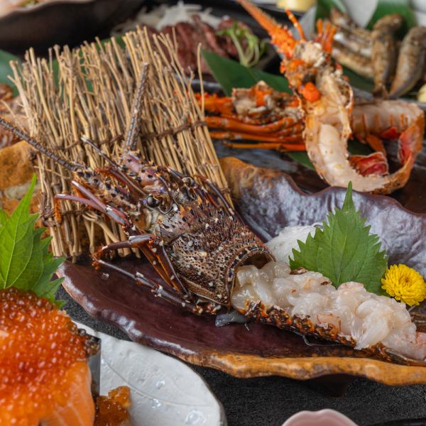 Spiny lobster, which is one of the signature menus, can be enjoyed luxuriously in two types: sashimi and charcoal-grilled.